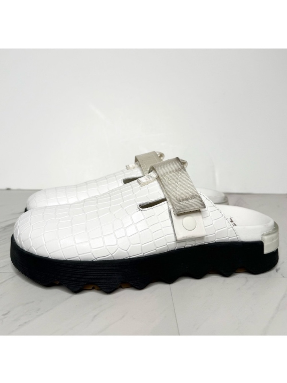 Sorel Vibe White Embossed Leather Slip On Clog 7 1/2